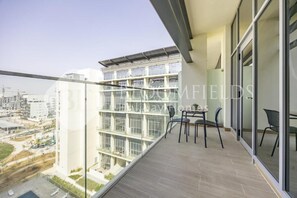 Appartamento, balcone, vista piscina | Ristorazione all'aperto