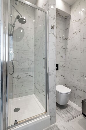 Dusche, Haartrockner, Handtücher, Seife