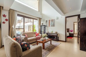 Villa, 3 habitaciones, vista a la alberca, junto a la playa | Área de sala de estar | Smart TV de 42 pulgadas con canales vía satélite 