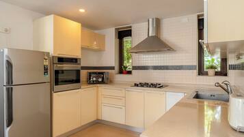 Villa, 3Â Schlafzimmer, Poolblick, am Strand | Eigene KĂŒche