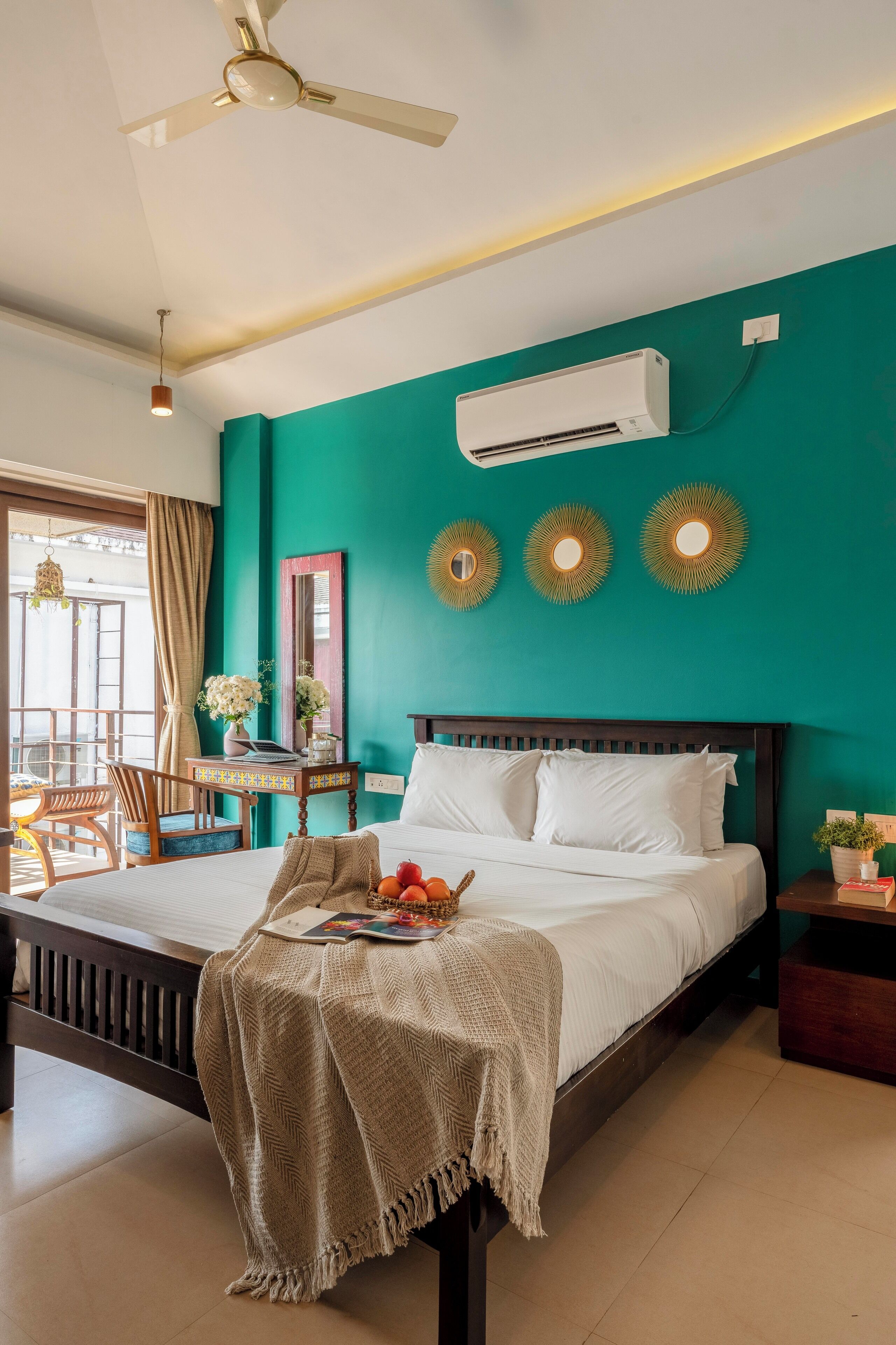 Huvila, 3 makuuhuonetta, näköala uima-altaalle, rannalla