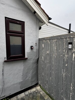 Exterior detail - Charming Bungalow Rental in Rainham Comfort and Convenience (Rainham)