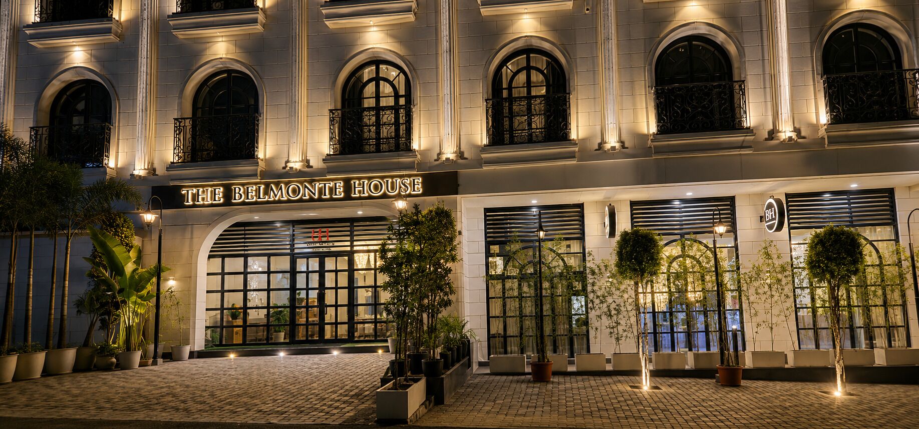 La Belmont House, amb una entrada imponent, grans finestres i una façana ben il·luminada.