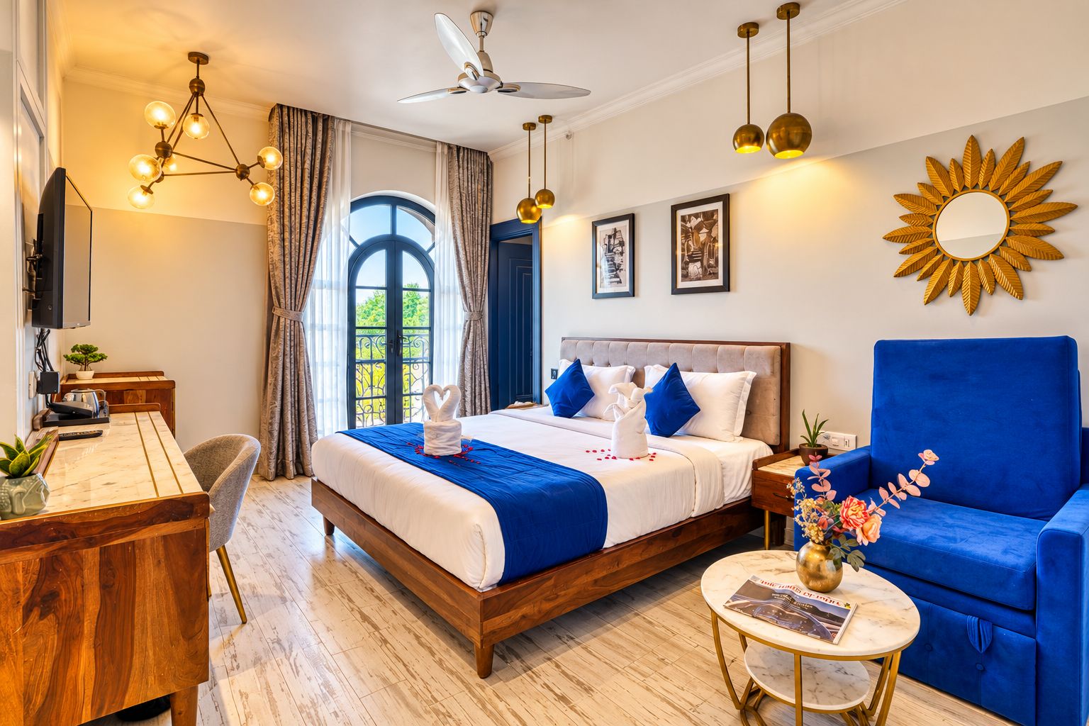 Une chambre d’hôtel avec un lit, un bureau, une chaise, une table ronde et une grande fenêtre.