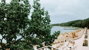 A beachside venue with outdoor seating and a view of the water. - Heikendorf Penthouse Suite by Belvilla (Heikendorf)