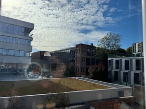 Un edificio moderno con varios pisos, ventanas amplias y techo plano.