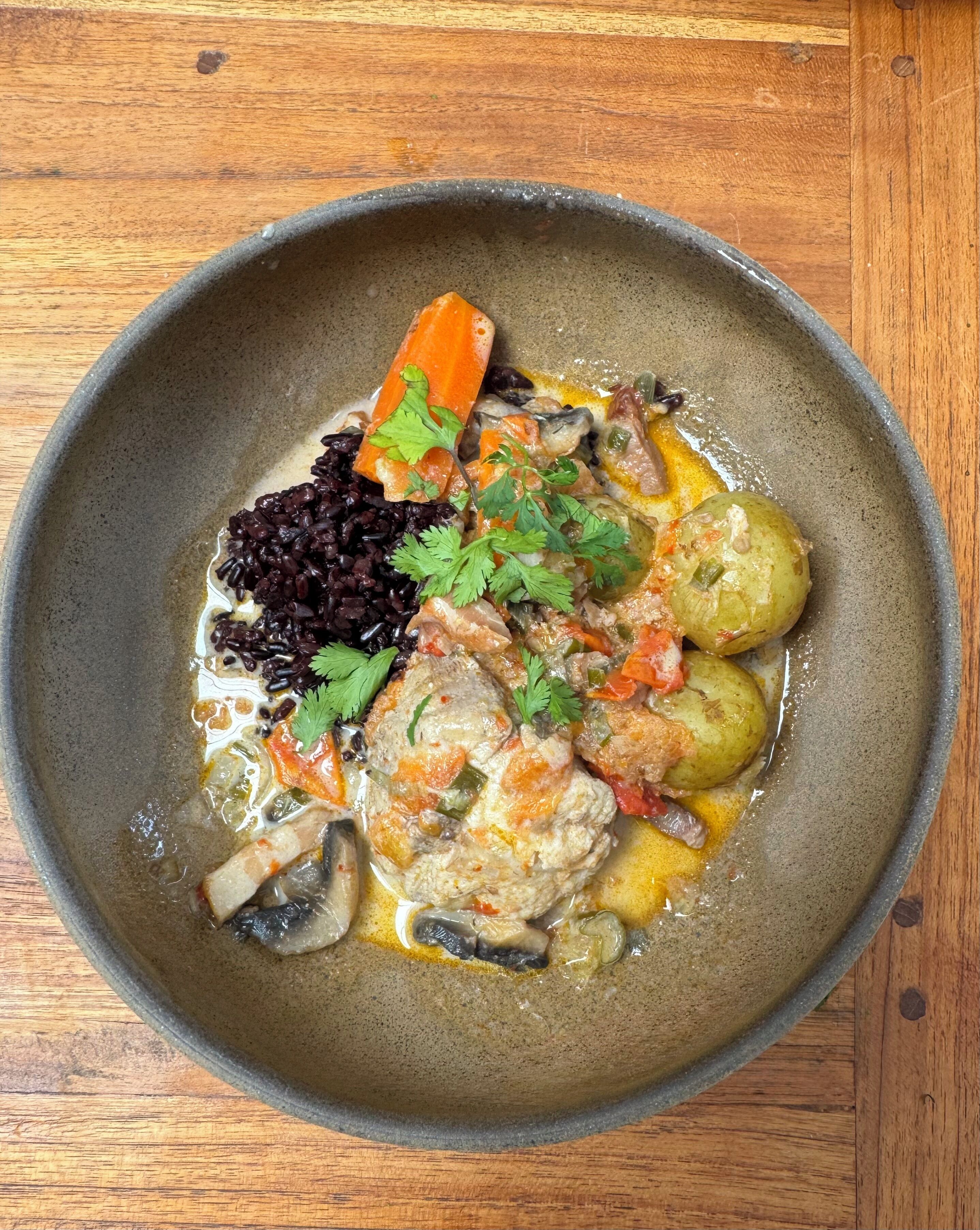Een schaal eten met diverse ingrediënten.