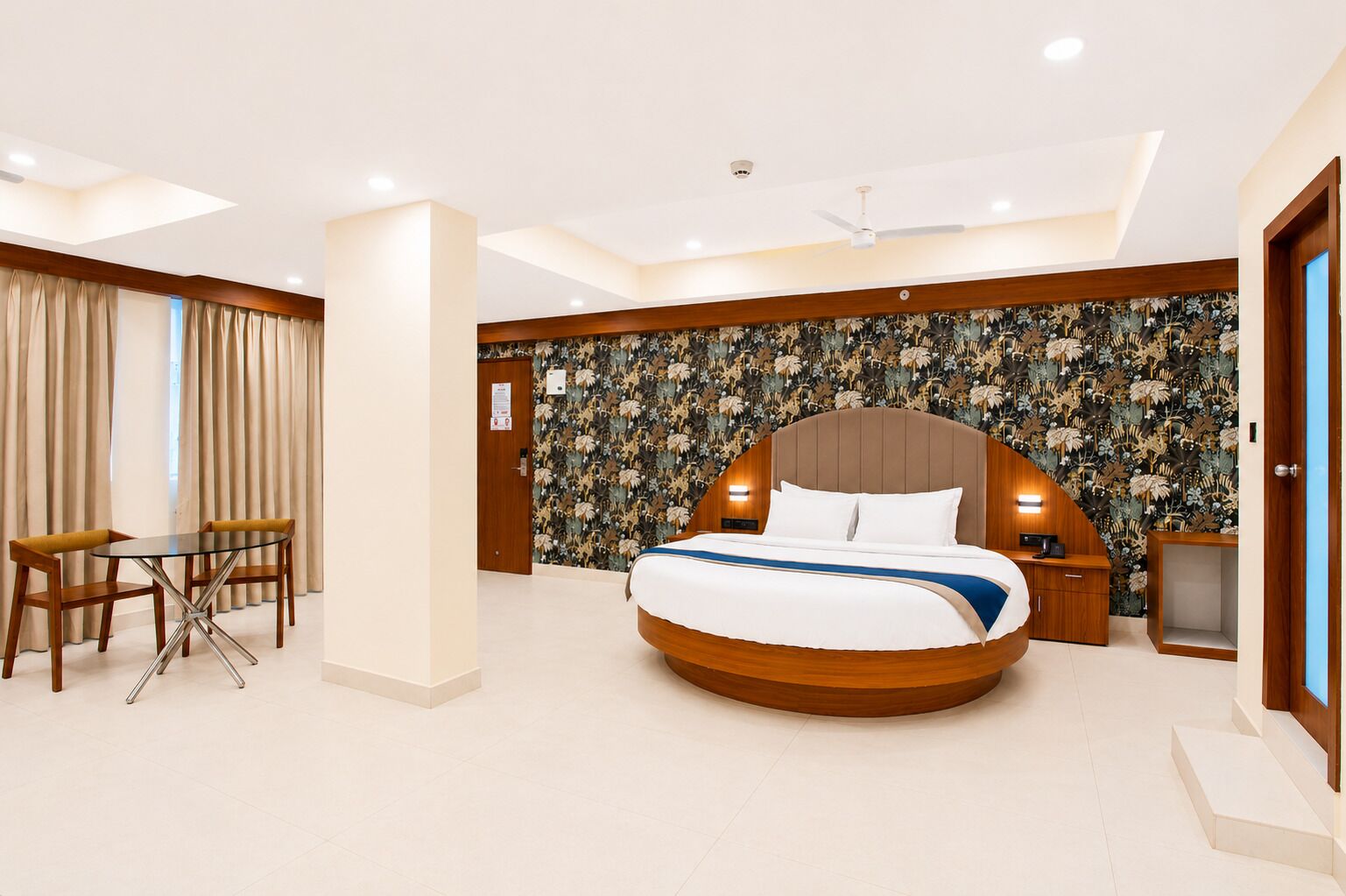 Suite Royal, pemandangan kota | Seprai premium, meja kerja, ruang kerja ramah laptop, dan Wi-Fi gratis