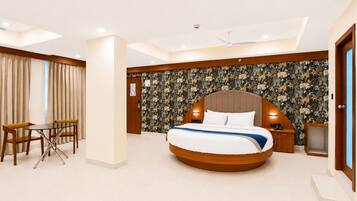 Suite Royal, pemandangan kota | Seprai premium, meja kerja, ruang kerja ramah laptop, dan Wi-Fi gratis