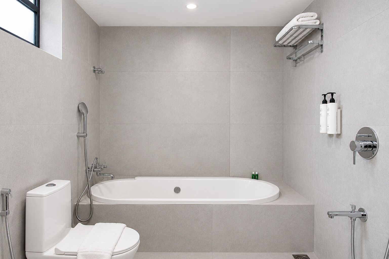 Suite Royal, pemandangan kota | Kamar mandi | Shower, handuk, sabun, dan sampo