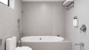 Suite Royal, pemandangan kota | Kamar mandi | Shower, handuk, sabun, dan sampo