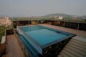 Outdoor pool - Hotel Eagle Empire (Margao)