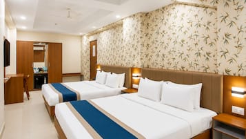 Quarto triplo executivo | Roupas de cama premium, escrivaninha, espaço de trabalho para notebook