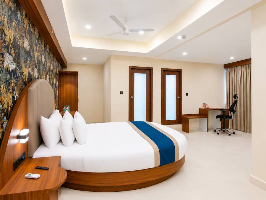 Royal Suite, City View | Premium bedding, desk, laptop workspace, WiFi (free)