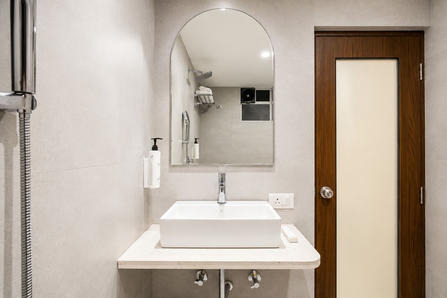 Quarto executivo | Banheiro | Chuveiro, toalhas de banho, sabonete, shampoo