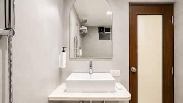 Quarto executivo | Banheiro | Chuveiro, toalhas de banho, sabonete, shampoo