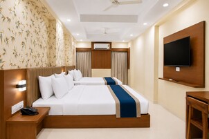Habitación triple ejecutiva | Ropa de cama de alta calidad y escritorio