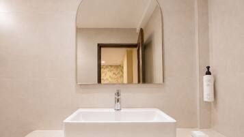 Kamar Superior | Kamar mandi | Shower, handuk, sabun, dan sampo