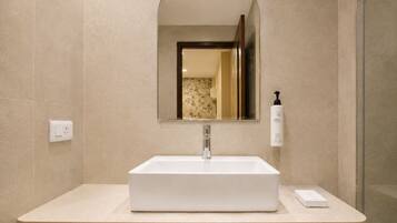 Superior Room | Bathroom | Shower, towels, soap, shampoo