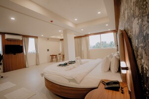 Royal Suite, City View | Premium bedding, desk, laptop workspace, free WiFi