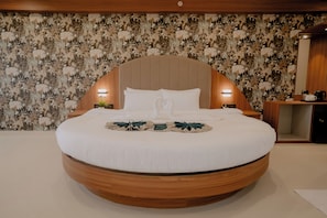 Suite Royal, pemandangan kota | Seprai premium, meja kerja, ruang kerja ramah laptop, dan Wi-Fi gratis