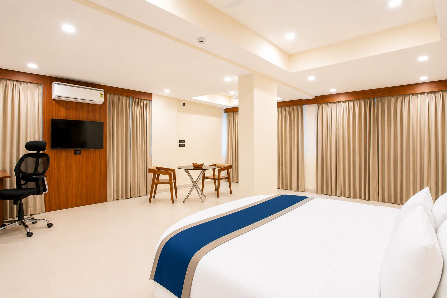皇家套房, 城市景观 | 高档床上用品、办公桌、笔记本电脑工作区、免费 WiFi