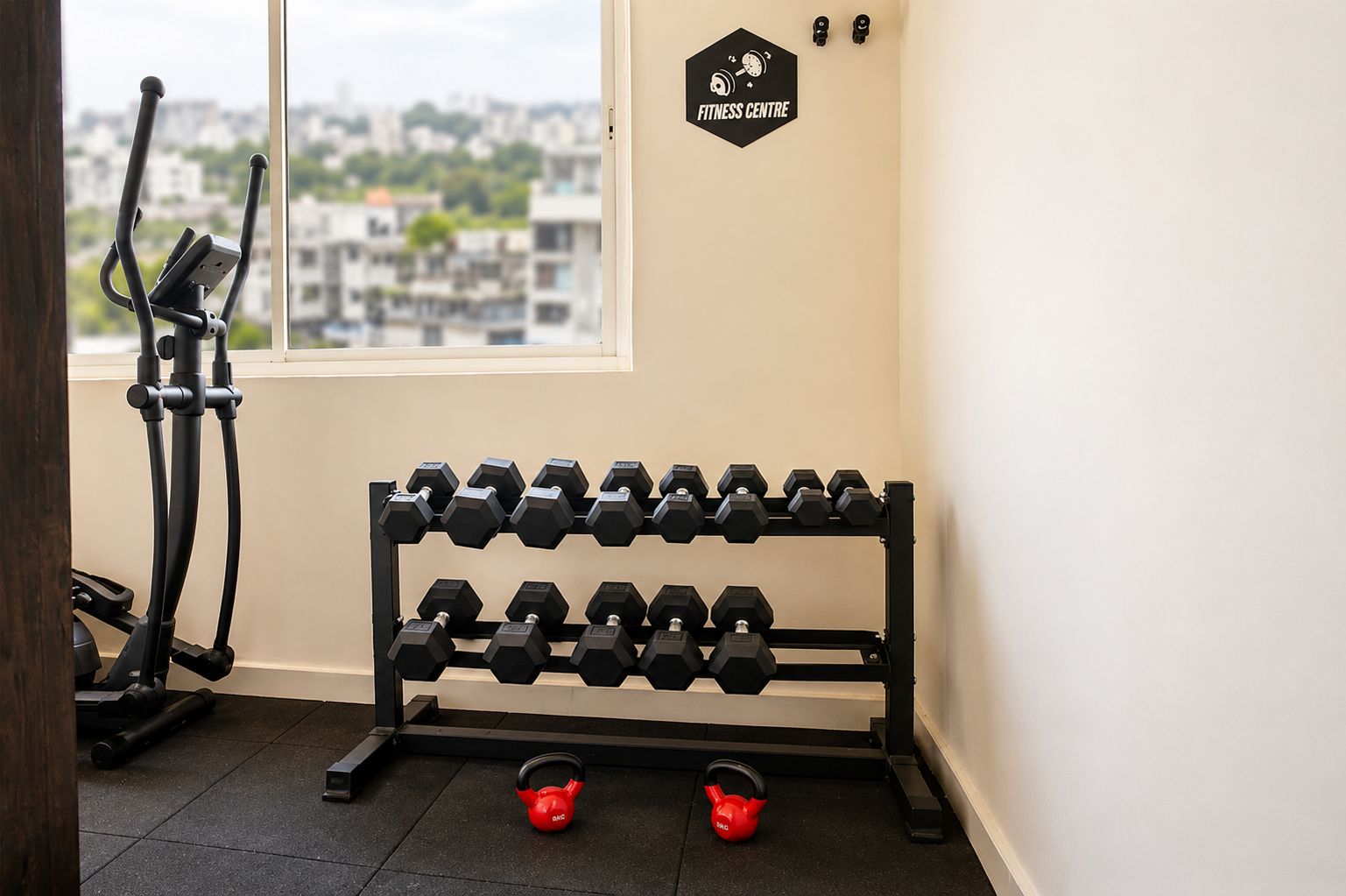 Un gimnasio con un soporte de mancuernas en la pared, una pesa rusa y una bicicleta estática.