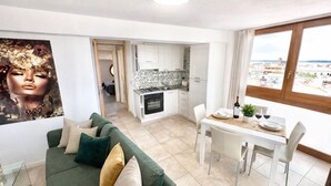 Un apartamento moderno con sala de estar, comedor y cocina.