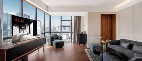 Executive Suite, City View | Living area