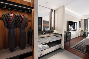 Superior İki Ayrı Yataklı Oda, Şehir Manzaralı | Kuştüyü yorgan, ücretsiz minibar, masa 