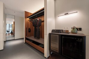 Basic Double Room, Non Smoking, City View | Interior