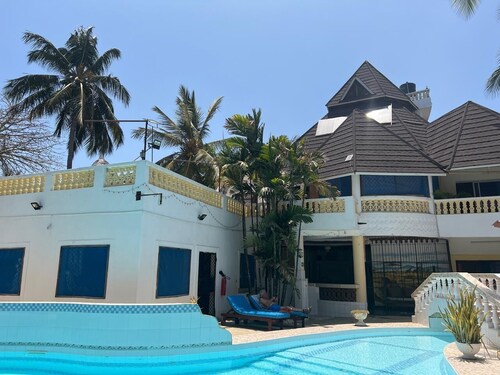 Luxurious 3-Bedroom Holiday House with Pool Access in Diani Beach