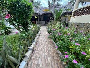 Property grounds - Luxurious 3-Bedroom Holiday House with Pool Access in Diani Beach (Diani Beach)