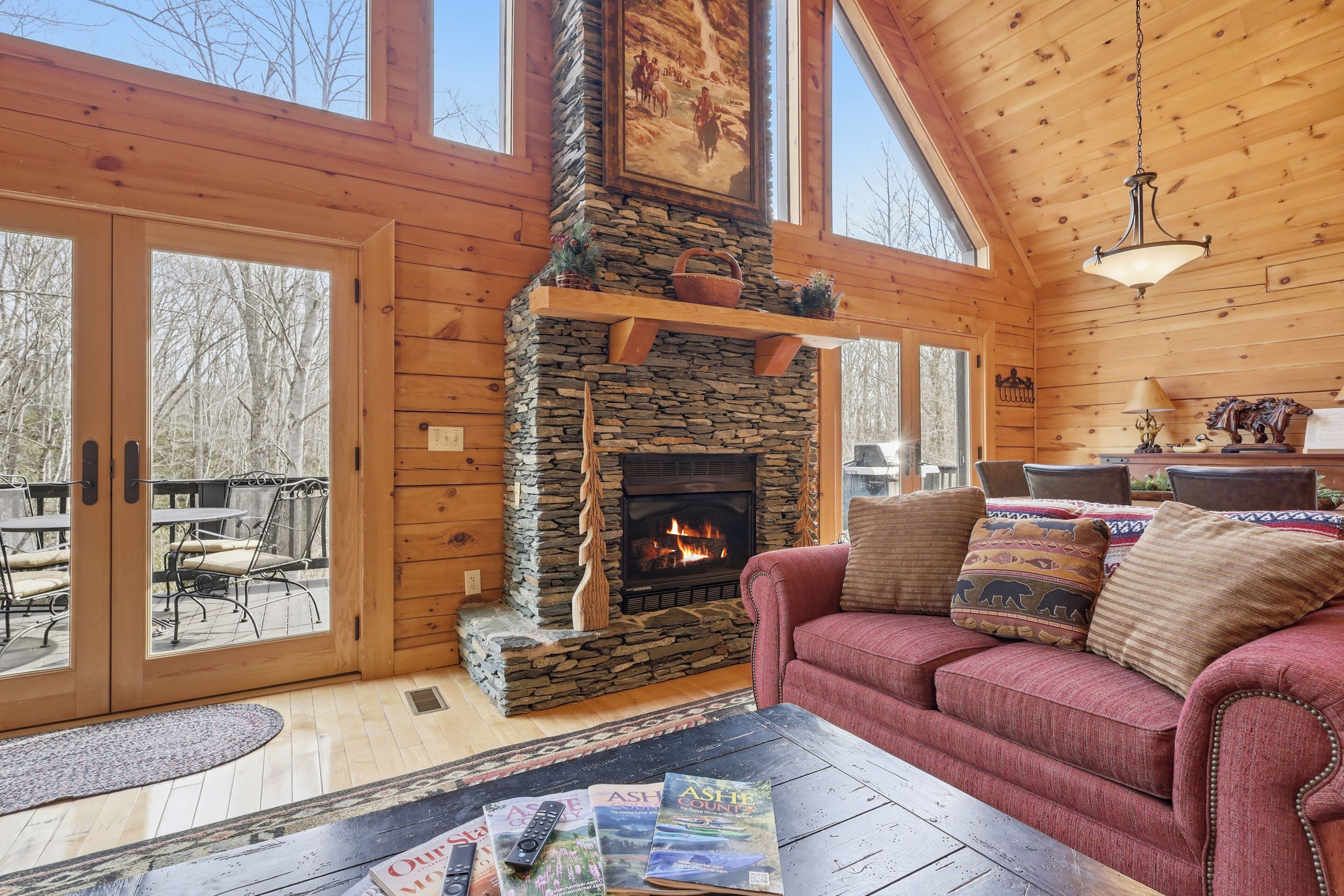 Serene Creek Cabin W/ Fire Pit, Air Hockey, Pool Table, Yard, Pet Friendly Ne... - West Jefferson, NC