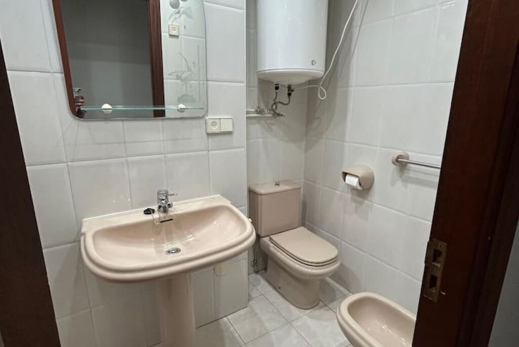 Sèche-cheveux, bidet, serviettes fournies, shampoing