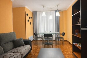 Smart TV, books - Casa Luisa Apartment (Cangas de Onís)