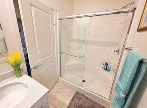 Haartrockner, Handtücher, Seife, Toilettenpapier
