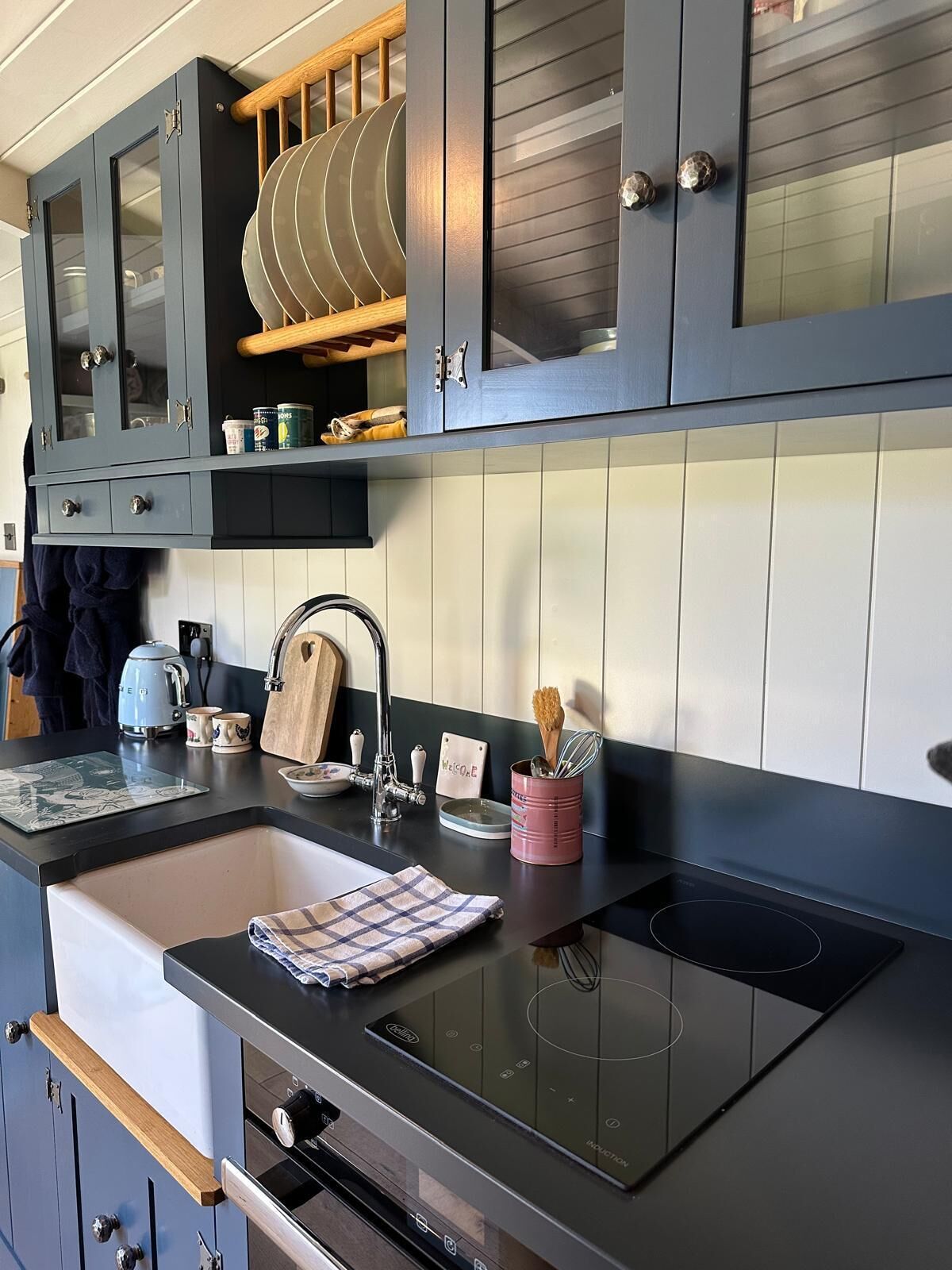 Fridge, oven, stovetop, coffee/tea maker
