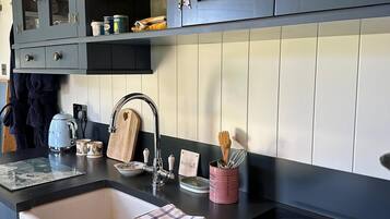 Fridge, oven, stovetop, coffee/tea maker