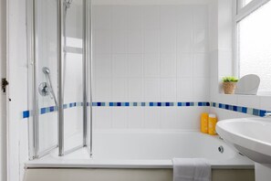 Shower, shampoo - Peaceful 2BDR Flat in Serene Clapham Cul de Sac (London)