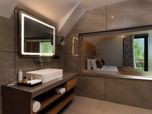 Panoramic Jacuzzi Junior Suite | 浴室 | 免費梳洗用品、風筒、拖鞋、提供毛巾