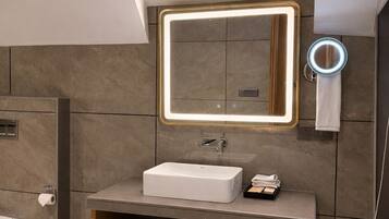 Panoramic Jacuzzi Junior Suite | Phòng tắm | Đồ dùng nhà tắm miễn phí, máy sấy tóc, dép đi trong nhà