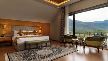 Panoramic Jacuzzi Junior Suite | Hypo-allergenic bedding, minibar, blackout drapes, soundproofing