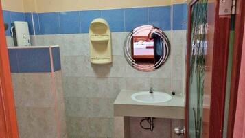 Family Room | Bathroom | Shower, towels, soap
