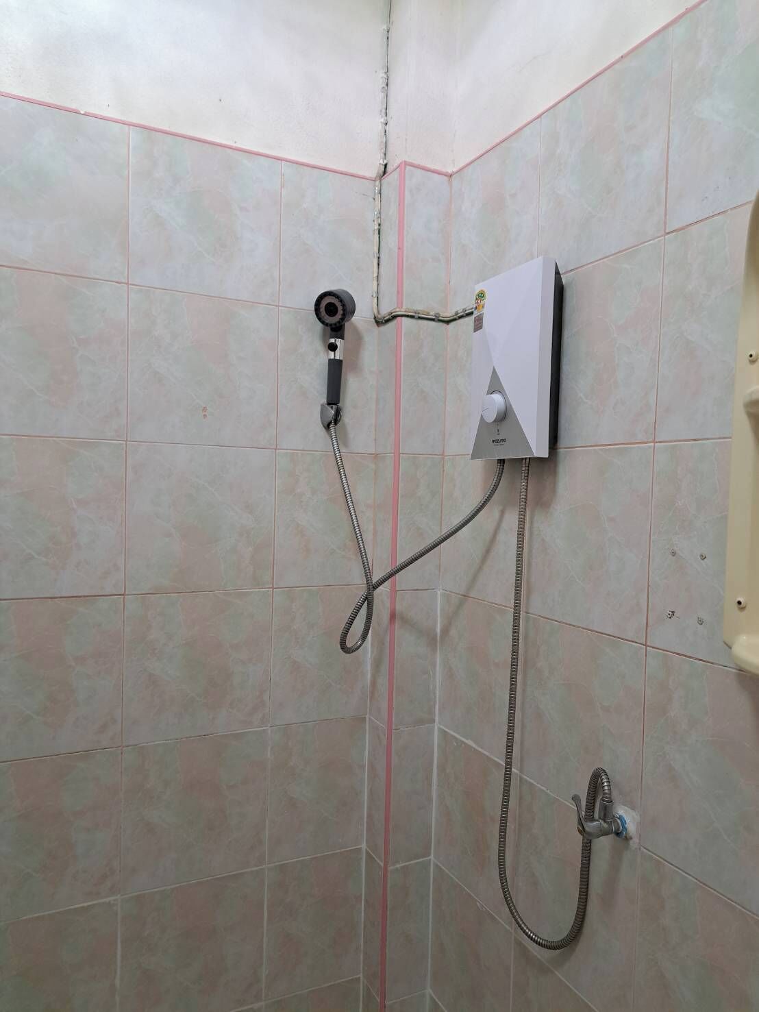Family Room | Bathroom | Shower, towels, soap