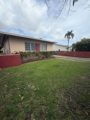 Property grounds - Grove Appartments (Miami)