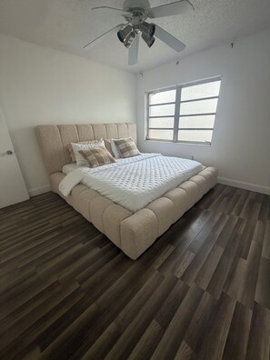 Room - Grove Appartments (Miami)