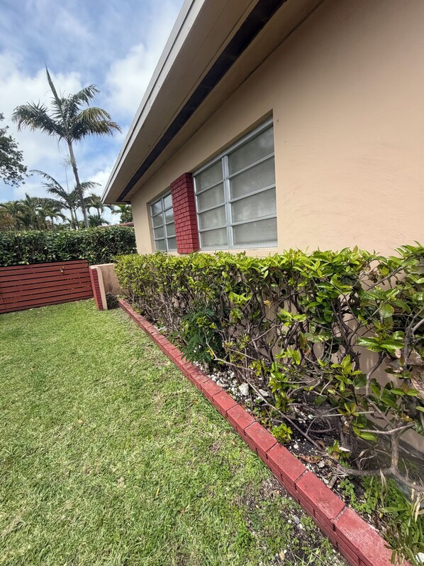 Exterior detail - Grove Appartments (Miami)