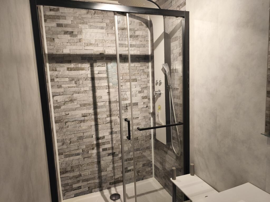 Douche, sèche-cheveux, serviettes fournies