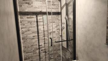 Douche, sèche-cheveux, serviettes fournies
